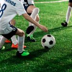 niños jugando fútbol